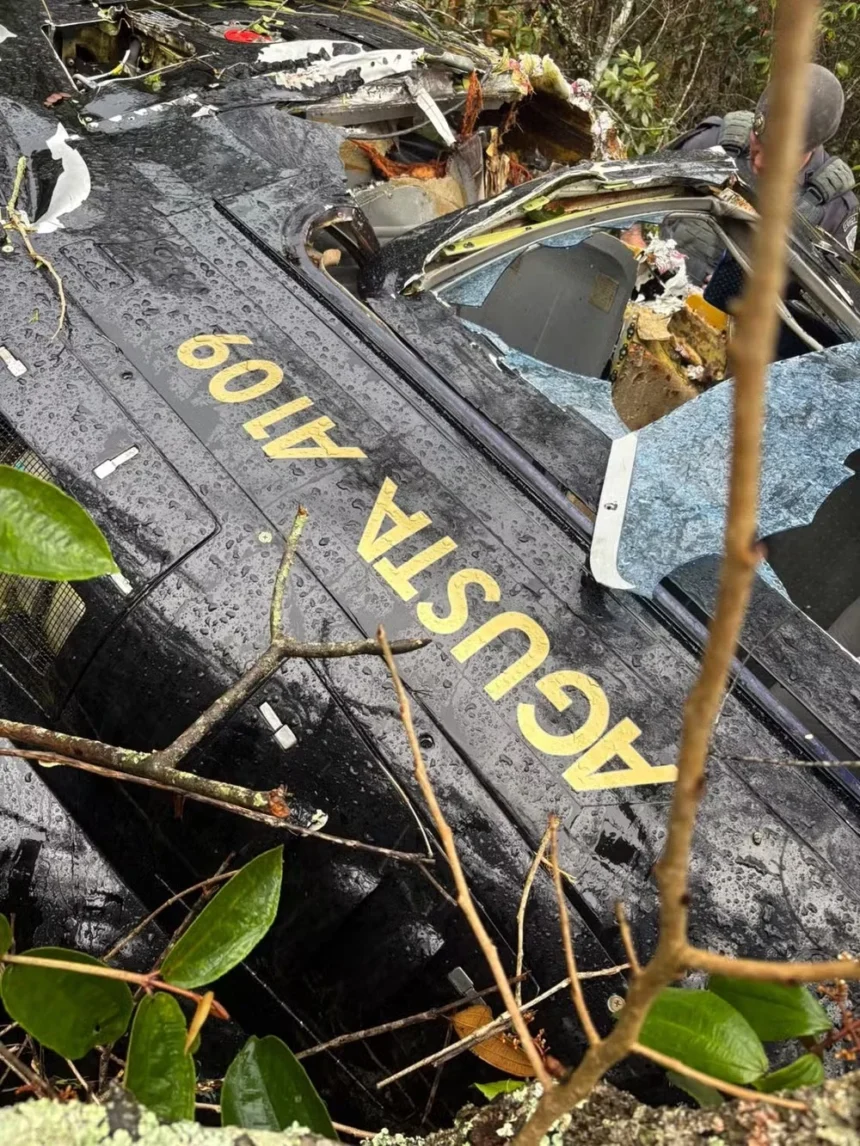Parte do helicóptero que caiu em uma área de mata em Iaras (SP), na madrugada deste domingo