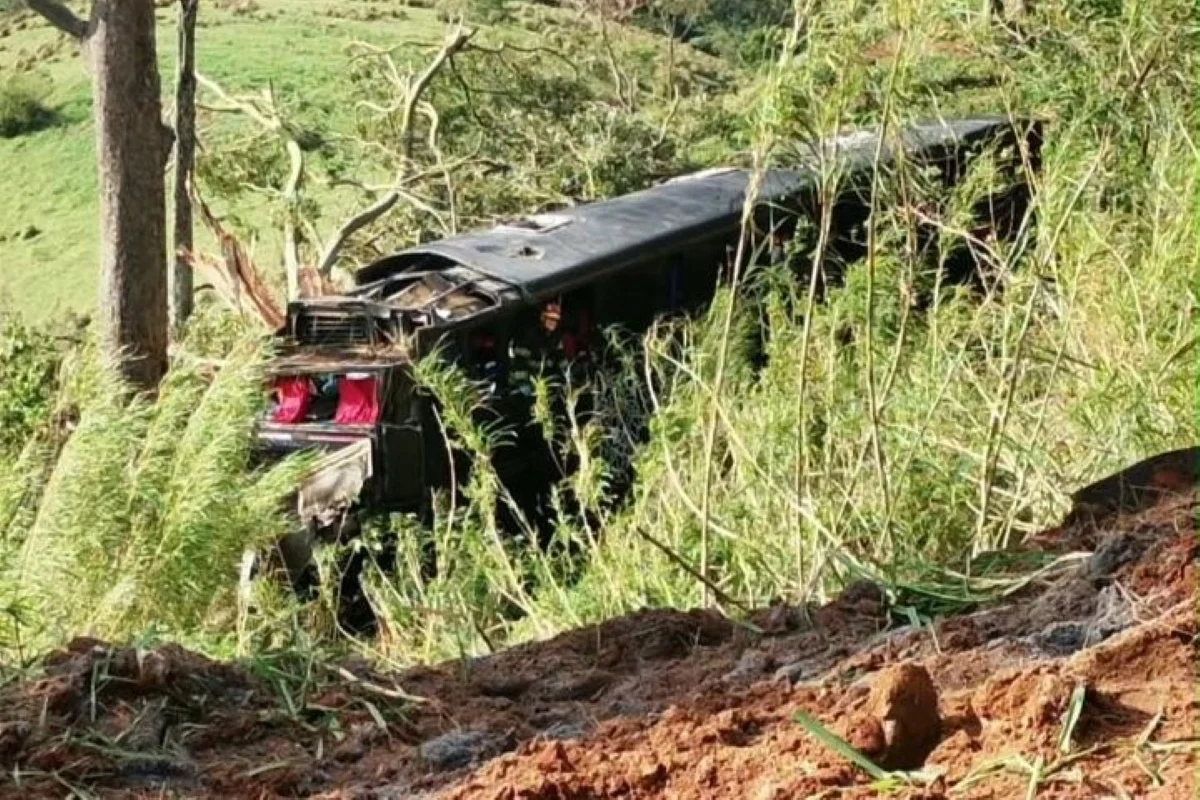 Equipes de resgate atuam no local onde o ônibus caiu em uma ribanceira em Cruzeiro