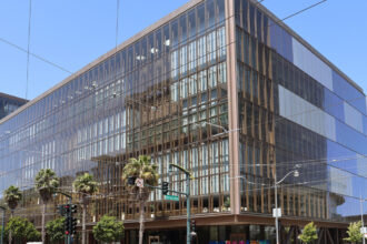 Edifício corporativo associado à OpenAI em San Francisco