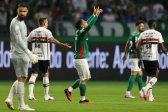 Jogadores de Palmeiras e São Paulo disputam clássico pelo Brasileirão