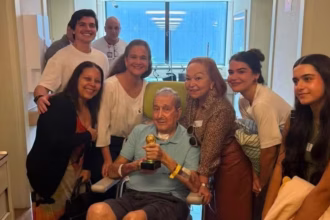 Carlos Alberto Parreira recebe homenagem ao deixar hospital