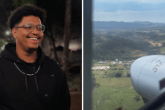 Helicóptero em voo sobre região montanhosa
