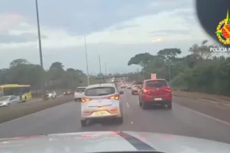 Câmera de viatura flagra perseguição a carro roubado com criança dentro