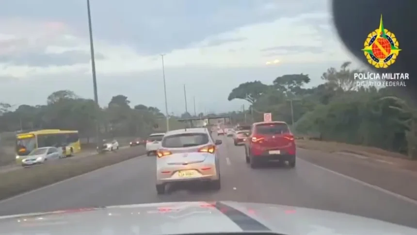 Câmera de viatura flagra perseguição a carro roubado com criança dentro