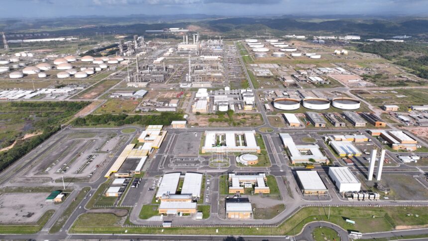 Vista aérea da Refinaria Abreu e Lima da Petrobras em Pernambuco