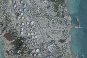 Imagem de satélite mostra terminal de petróleo na Ilha de Kharg, no Irã, em 25 de fevereiro de 2026