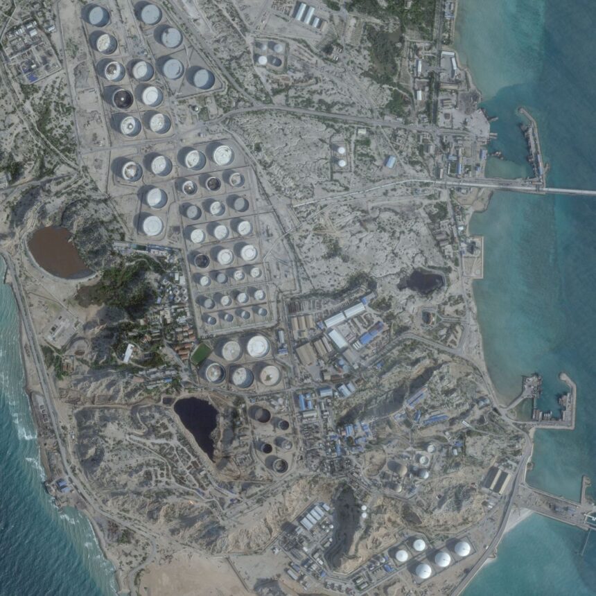 Imagem de satélite mostra terminal de petróleo na Ilha de Kharg, no Irã, em 25 de fevereiro de 2026