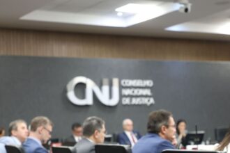 Trabalhadores em centro de triagem de materiais recicláveis