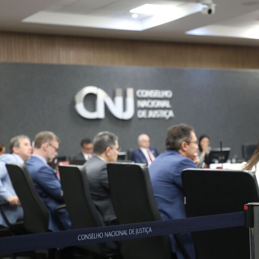 Trabalhadores em centro de triagem de materiais recicláveis