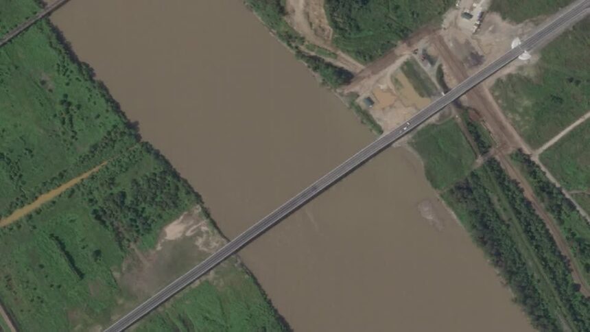 Ponte rodoviária sobre o rio Tumen entre Rússia e Coreia do Norte