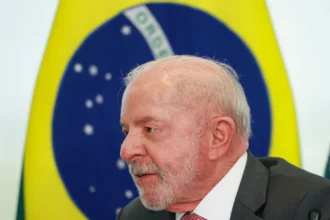 TSE manda Lula e governo apagarem post com críticas à família Bolsonaro