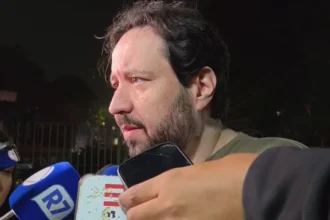 Equipes trabalham no local de desabamento na Penha