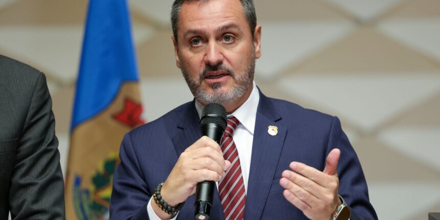 Brasília, DF 17/05/2025 - O diretor geral da Polícia Federal, Andrei Rodrigues, acompanhado do chefe do escritório da Interpol no Brasil, delegado Fabio Mertens, durante coletiva sobre prisão de brasileiro integrante de facção criminosa em Santa Cruz de la Sierra, na Bolívia. Foto: Fabio Rodrigues-Pozzebom/ Agência Brasil