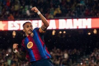 Jogadores do Barcelona comemoram gol marcado no Camp Nou durante partida de LaLiga.