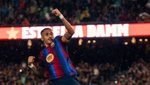 Jogadores do Barcelona comemoram gol marcado no Camp Nou durante partida de LaLiga.