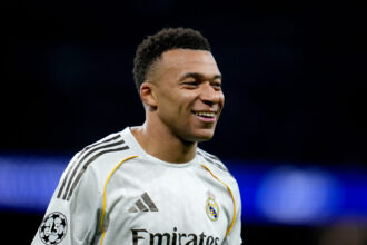 Kylian Mbappé com a camisa do Real Madrid