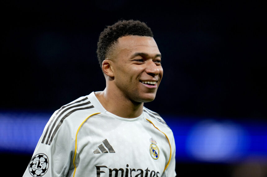 Kylian Mbappé com a camisa do Real Madrid