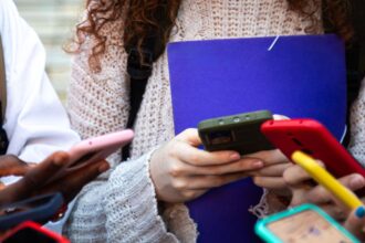 Medidas da Califórnia sobre redes sociais e chatbots para menores