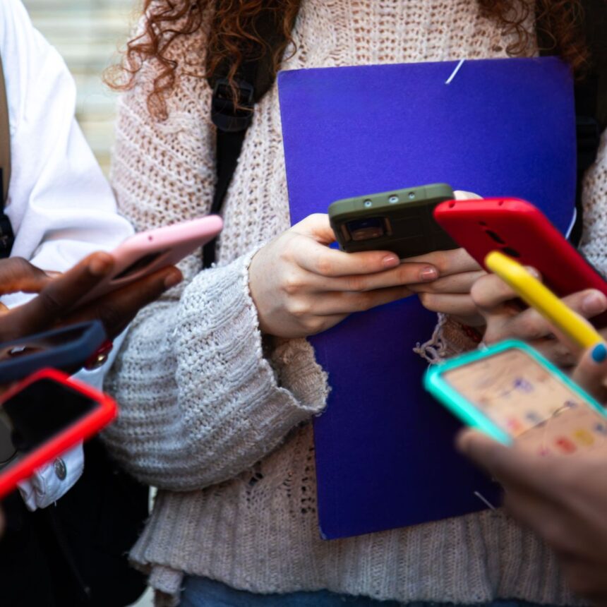Medidas da Califórnia sobre redes sociais e chatbots para menores