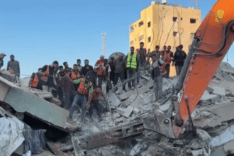 Escombros de prédio residencial de sete andares que desabou no bairro de Al-Rimal na Cidade de Gaza