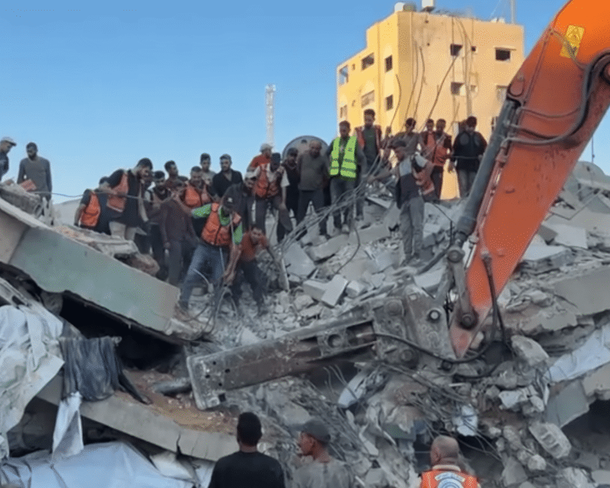 Escombros de prédio residencial de sete andares que desabou no bairro de Al-Rimal na Cidade de Gaza