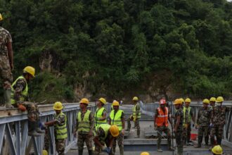 Operações de busca após enchentes no Nepal