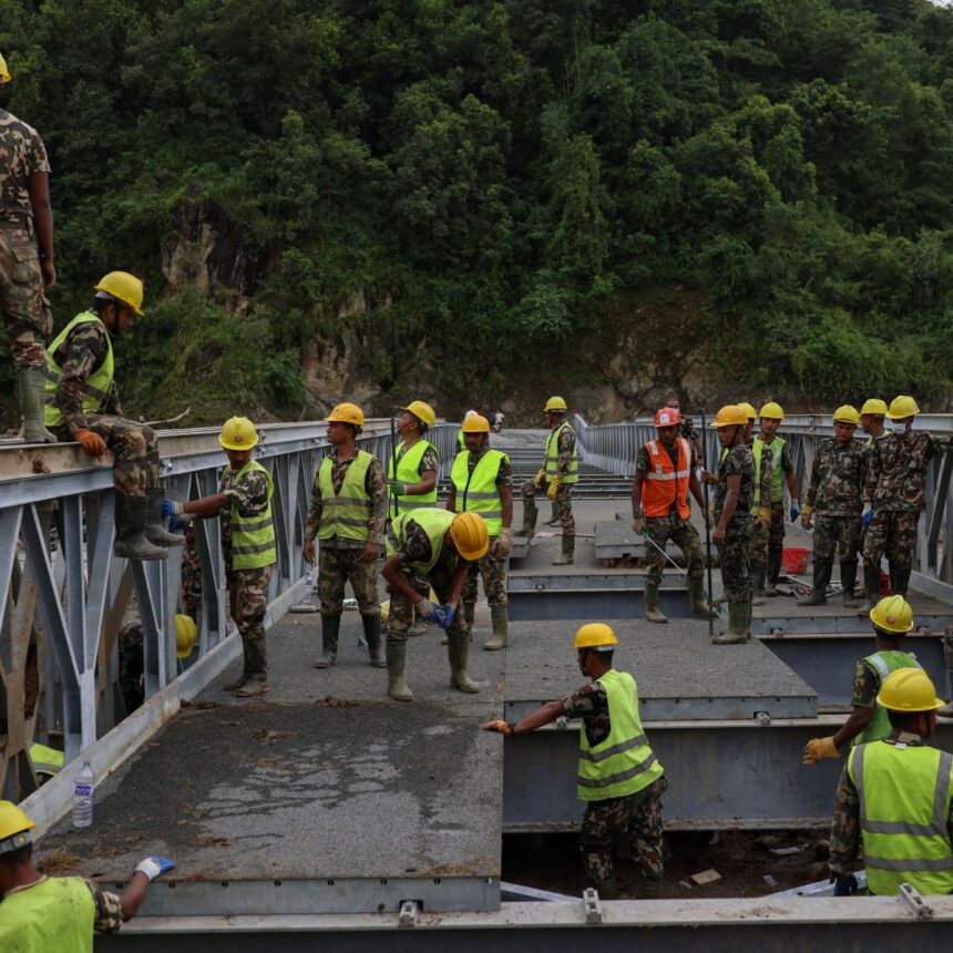 Operações de busca após enchentes no Nepal