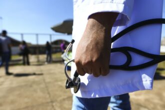 Médicos chegam ao local de prova para a segunda etapa do Exame Nacional de Revalidação de Diplomas Médicos Expedidos por Instituição de Educação Superior Estrangeira (Revalida) 2020, em Brasília.