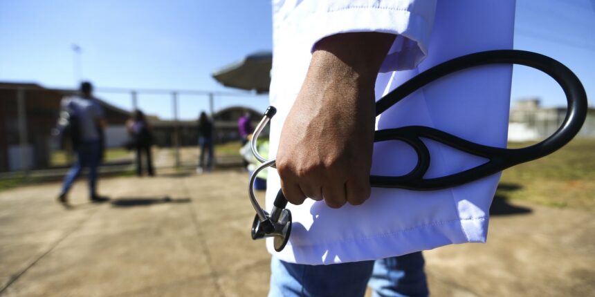 Médicos chegam ao local de prova para a segunda etapa do Exame Nacional de Revalidação de Diplomas Médicos Expedidos por Instituição de Educação Superior Estrangeira (Revalida) 2020, em Brasília.