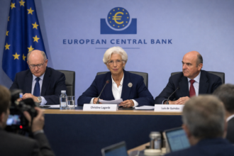 Christine Lagarde e dirigentes do Banco Central Europeu durante entrevista coletiva