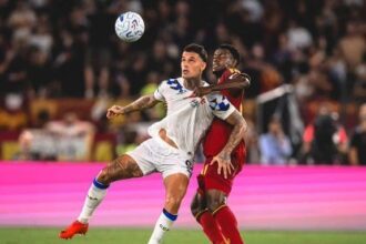 Jogadores da Roma comemoram vitória sobre a Atalanta