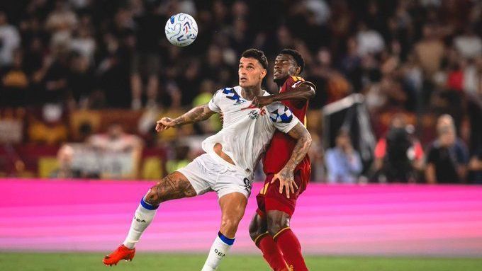 Jogadores da Roma comemoram vitória sobre a Atalanta
