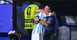 Scaloni e Messi se abraçam após o camisa 10 argentino ser substituído na vitória da Argentina sobre a Argélia