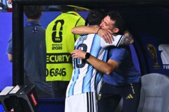 Scaloni e Messi se abraçam após o camisa 10 argentino ser substituído na vitória da Argentina sobre a Argélia