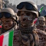 Integrante armado da Guarda Revolucionária Islâmica do Irã observa enquanto aguarda para participar de uma manifestação militar no centro de Teerã