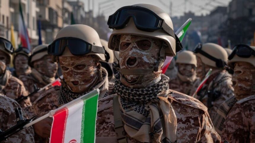Integrante armado da Guarda Revolucionária Islâmica do Irã observa enquanto aguarda para participar de uma manifestação militar no centro de Teerã