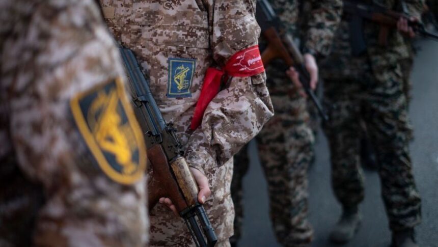 Integrantes armados do Corpo da Guarda Revolucionária Islâmica do Irã seguram fuzis AK-47 e participam de uma manifestação militar no centro de Teerã
