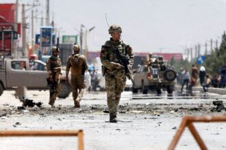 Forças de segurança afegãs e soldado do Reino Unido em Cabul, no Afeganistão