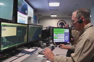 Imagem editorial pendente sobre a disputa entre Rússia e Estados Unidos no espaço