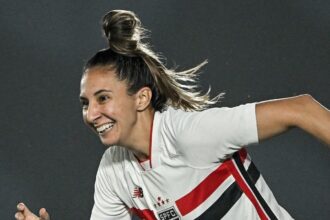 São Paulo comemora vitória sobre o Flamengo no Brasileirão Feminino
