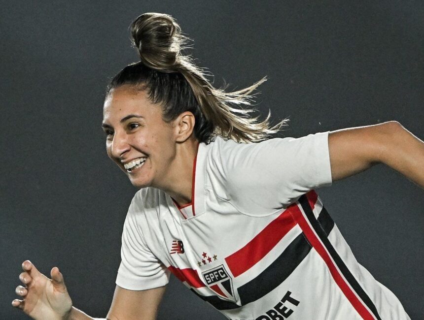 São Paulo comemora vitória sobre o Flamengo no Brasileirão Feminino