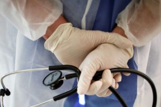 Médico trabalhando em unidade de terapia intensiva