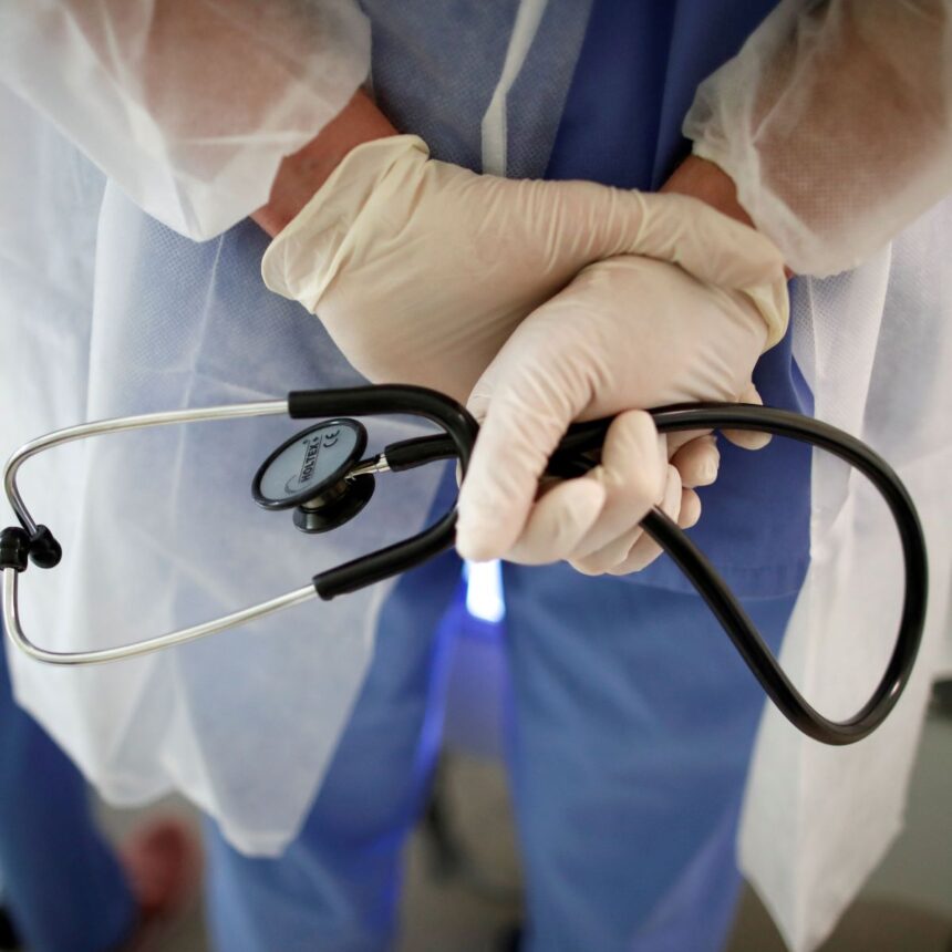 Médico trabalhando em unidade de terapia intensiva