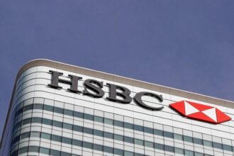 Logo do HSBC visto em prédio de Londres, na Inglaterra