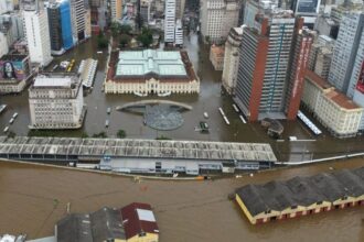 Enchentes como a de Porto Alegre prejudicam a rotina de escolas e estudantes