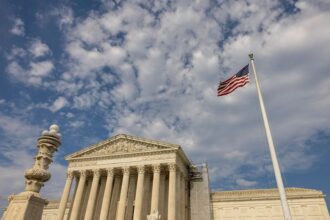 Suprema Corte dos EUA bloqueia regra de Trump sobre voto pelo correio