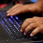 Homem digita em teclado durante a convenção de hackers Def Con, em Las Vegas