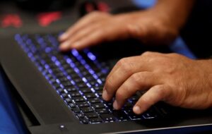 Homem digita em teclado durante a convenção de hackers Def Con, em Las Vegas