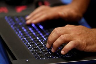 Homem digita em teclado durante a convenção de hackers Def Con, em Las Vegas