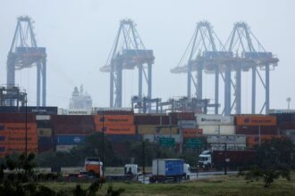 Vista mostra pátio de contêineres, no Porto de Santos